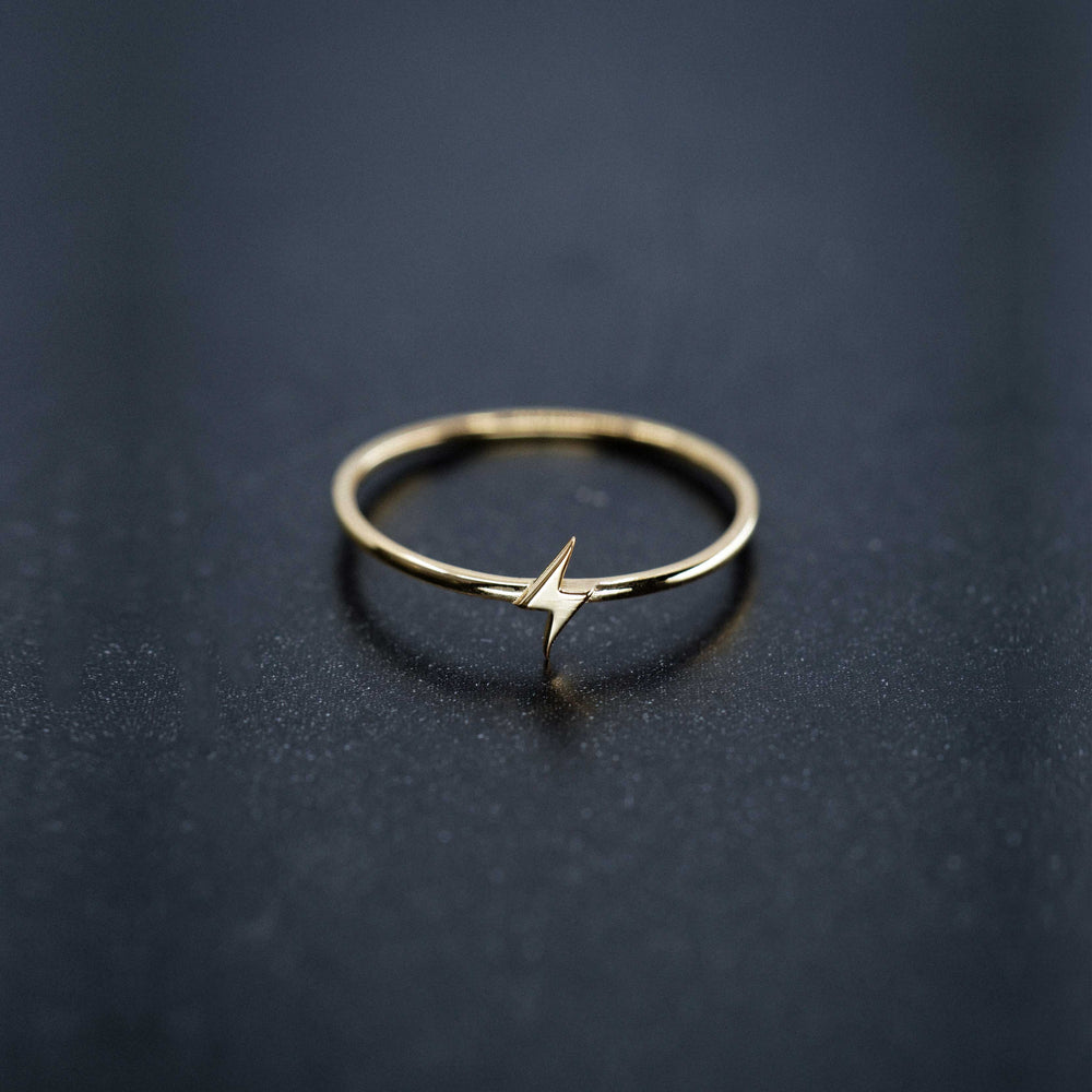 
          
          Load image into Gallery viewer, Lightning Bolt Line Gold Ring
          
          