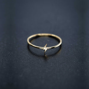 
          
          Load image into Gallery viewer, Lightning Bolt Line Gold Ring
          
          